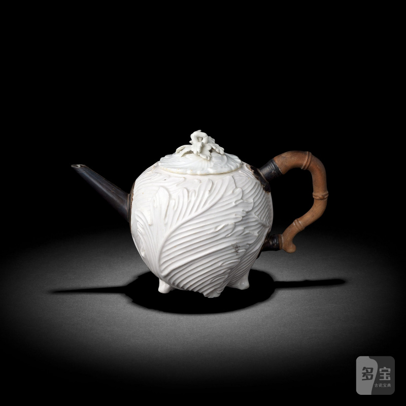 A Chelsea white acanthus or 'Strawberry Leaf' teapot and cover, circa 1745-49 - 图4